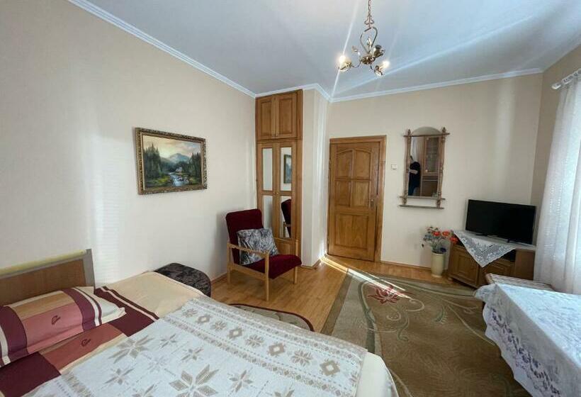 Familie Værelse, роксолана