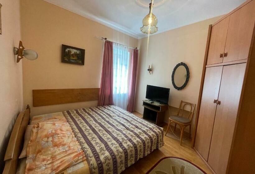 Familie Værelse, роксолана