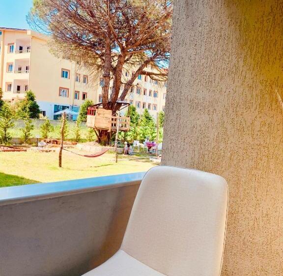 Quarto Deluxe com Sacada, Family Tree   Quiet Area  Self Check In