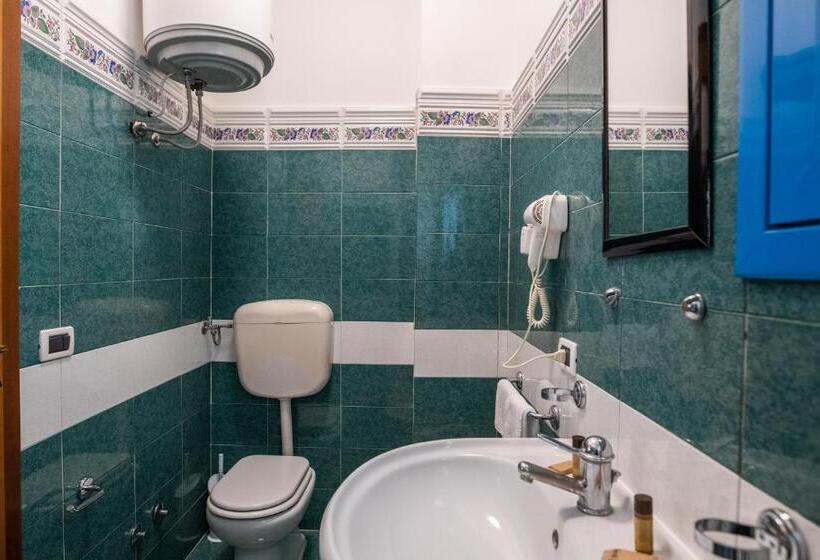 标准三人间, Ada Hotel & Apartments