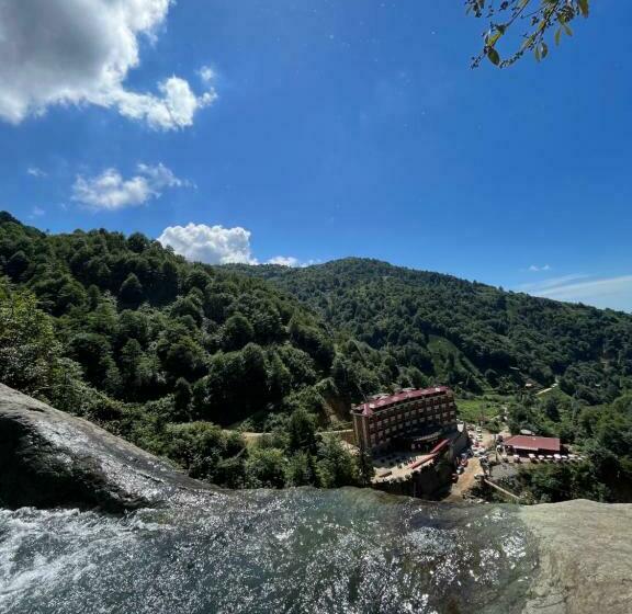 חדר סטנדרט נוף להרים, Grand şelale