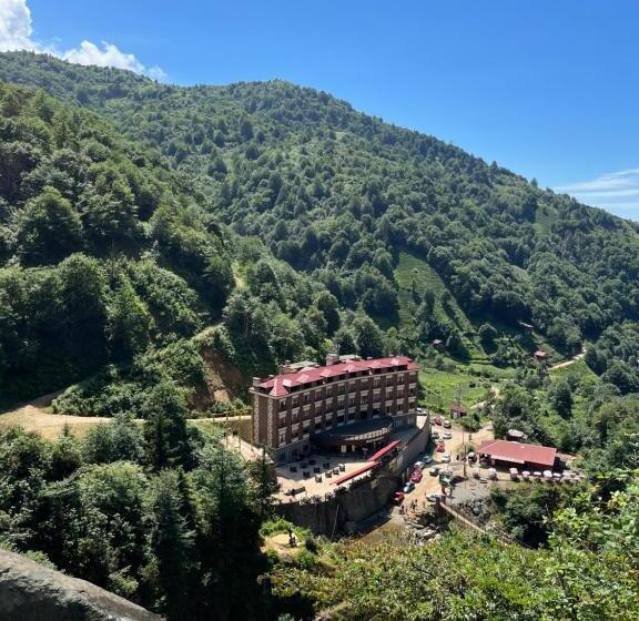 חדר משפחתי, Grand şelale