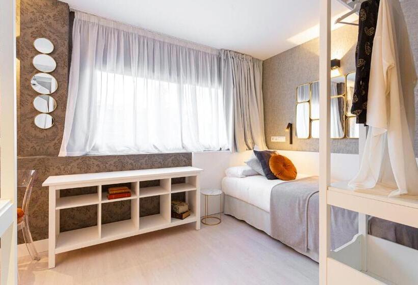 اتاق استاندارد سه نفره, Fly Rooms Madrid Airport
