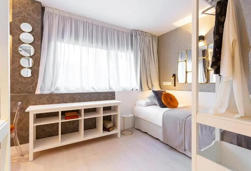 اتاق استاندارد سه نفره, Fly Rooms Madrid Airport