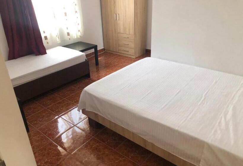 标准三人间, Villa Raul