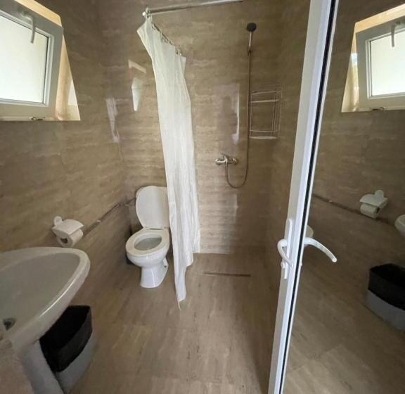 标准三人间, Villa Raul