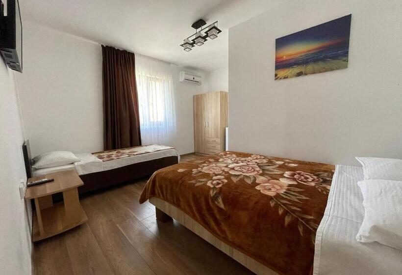 标准三人间, Villa Raul