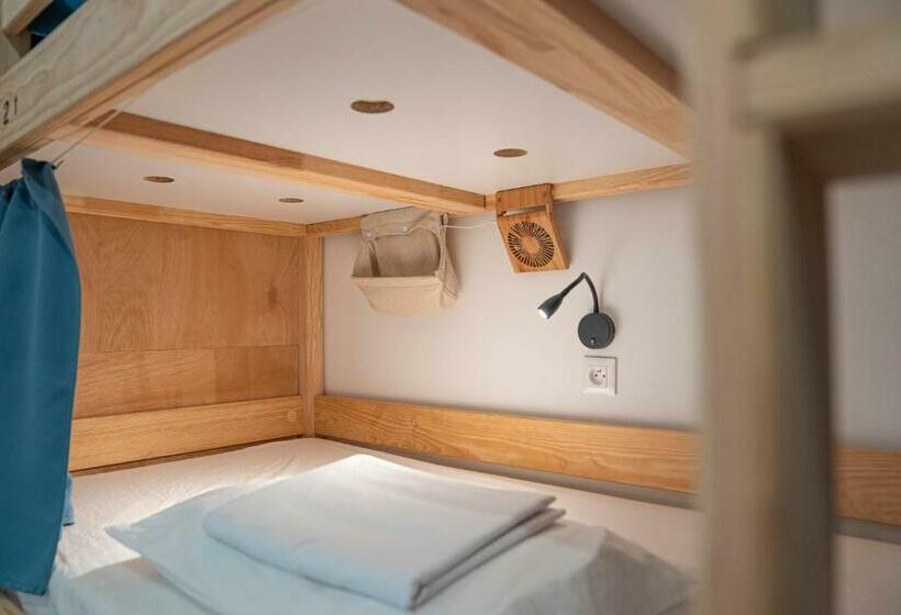 سرير فى غرفة مشتركه, Garden   Utopy Hostel