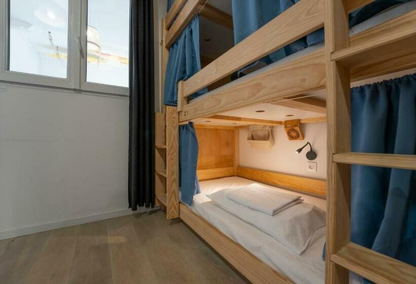 سرير فى غرفة مشتركه, Garden   Utopy Hostel