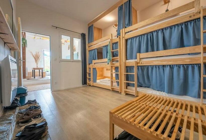 سرير فى غرفة مشتركه, Garden   Utopy Hostel