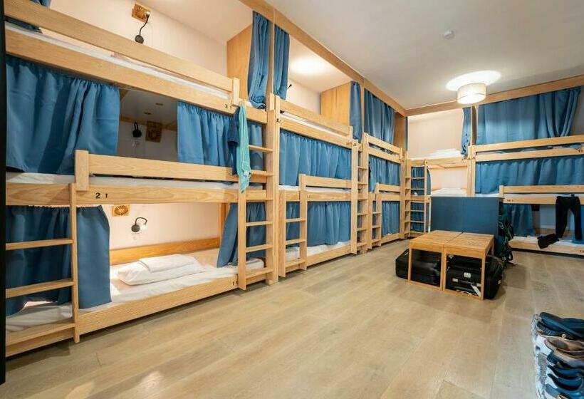 سرير فى غرفة مشتركه, Garden   Utopy Hostel