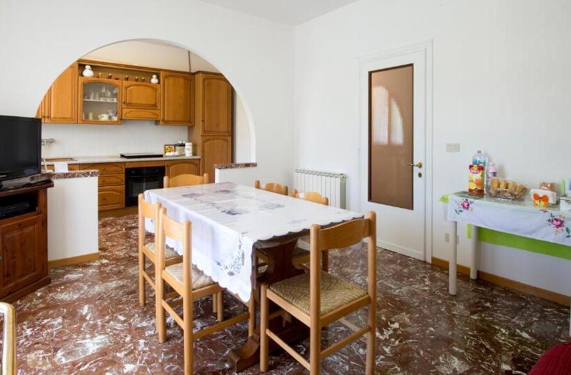 דירת חדר נוף לבריכה, B&b Villa Ginevra