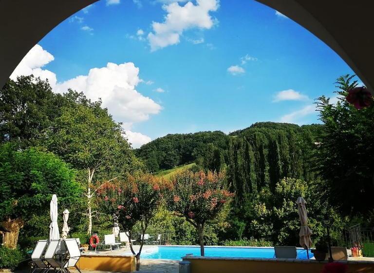 דירת חדר נוף לבריכה, B&b Villa Ginevra