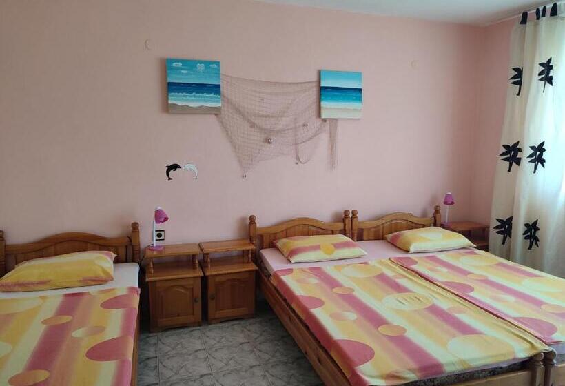 غرفة قياسية ثلاثية مزودة بشرفة, къща за гости василеви синеморец Guest House Vasilevi Sinemorets