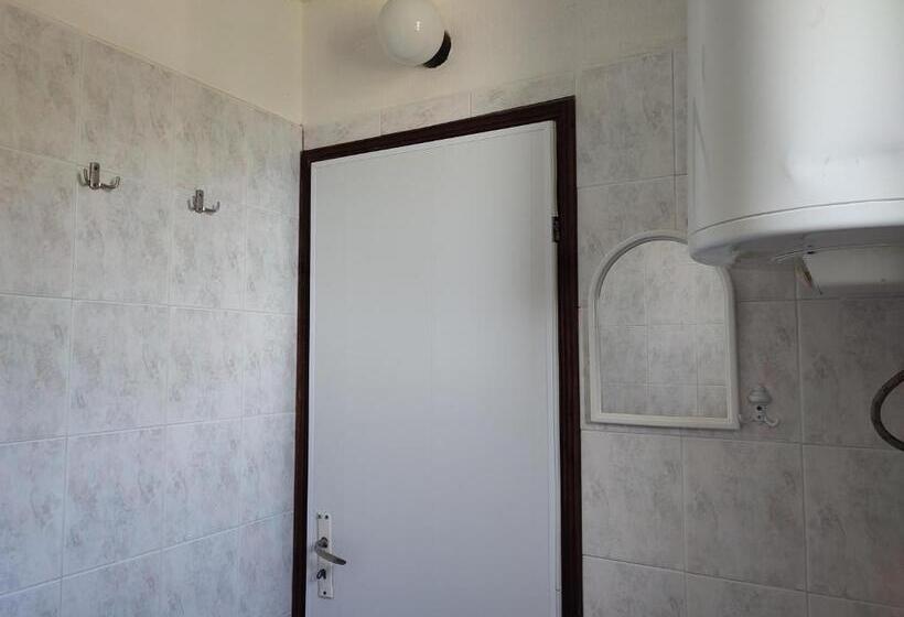 غرفة قياسية ثلاثية مزودة بشرفة, къща за гости василеви синеморец Guest House Vasilevi Sinemorets