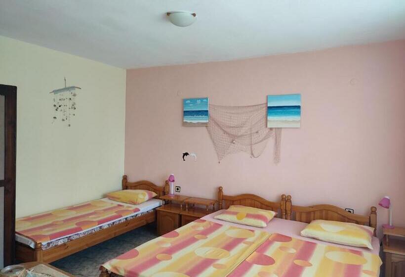 غرفة قياسية ثلاثية مزودة بشرفة, къща за гости василеви синеморец Guest House Vasilevi Sinemorets