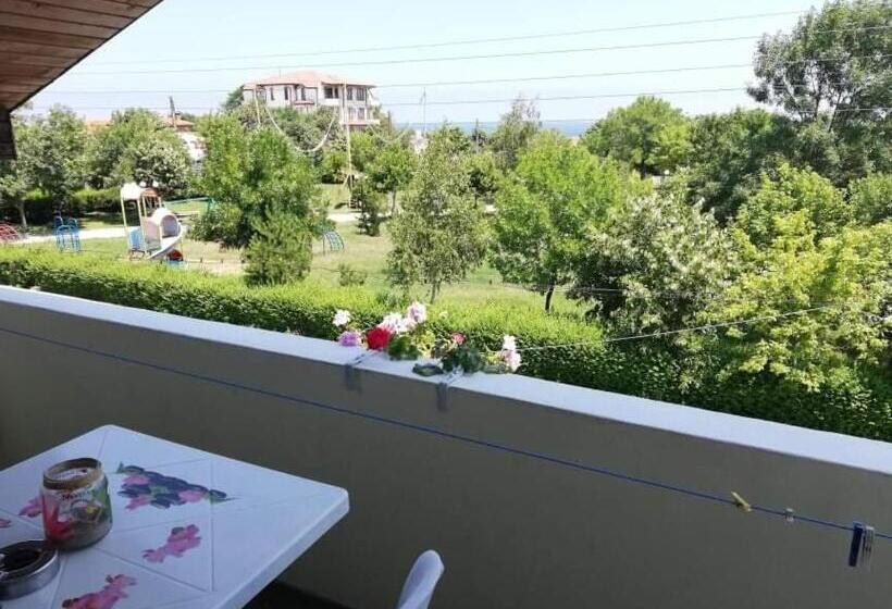 غرفة قياسية ثلاثية مزودة بشرفة, къща за гости василеви синеморец Guest House Vasilevi Sinemorets