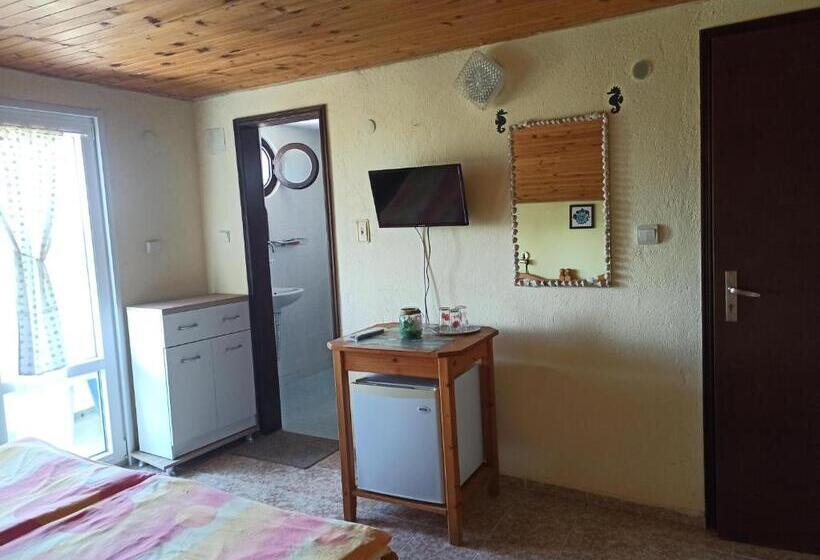 غرفة قياسية ثلاثية مزودة بشرفة, къща за гости василеви синеморец Guest House Vasilevi Sinemorets