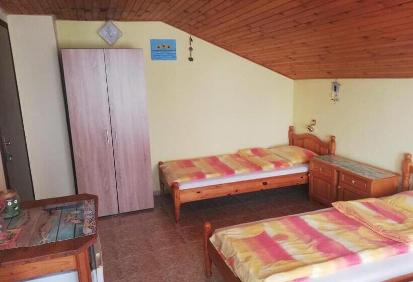 غرفة قياسية ثلاثية مزودة بشرفة, къща за гости василеви синеморец Guest House Vasilevi Sinemorets