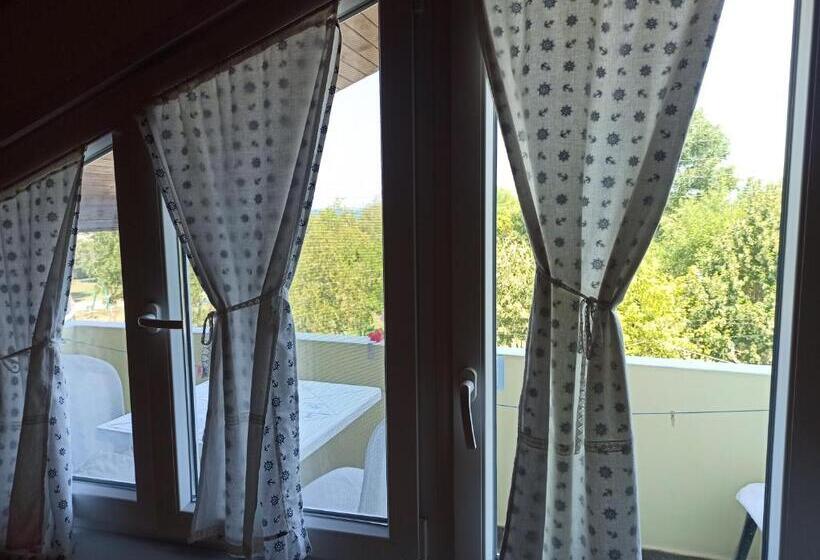 غرفة قياسية ثلاثية مزودة بشرفة, къща за гости василеви синеморец Guest House Vasilevi Sinemorets