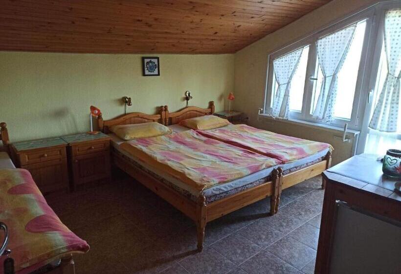 غرفة قياسية ثلاثية مزودة بشرفة, къща за гости василеви синеморец Guest House Vasilevi Sinemorets