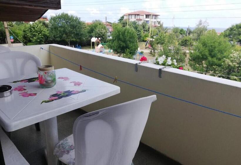 غرفة قياسية ثلاثية مزودة بشرفة, къща за гости василеви синеморец Guest House Vasilevi Sinemorets