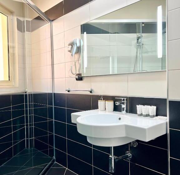 חדר סטנדרט לשלושה, Brooklyn Vlore