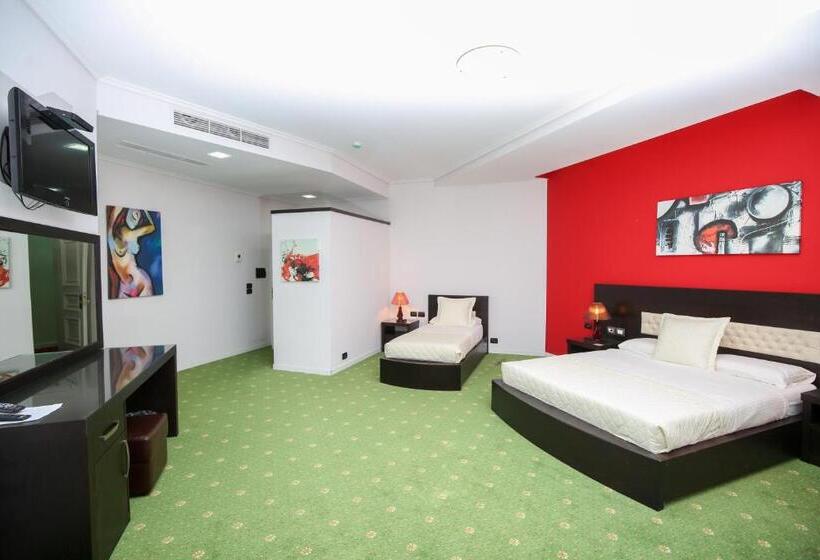 חדר סטנדרט לשלושה, Brooklyn Vlore