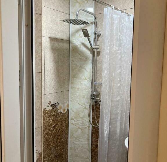 Economy Triple Room, White House