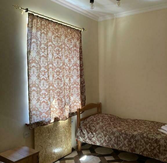 Economy Triple Room, White House