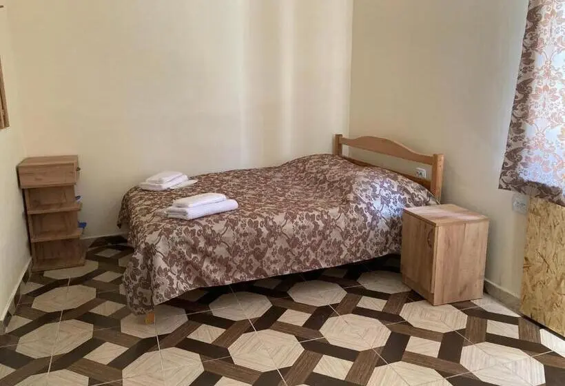 Economy Triple Room, White House