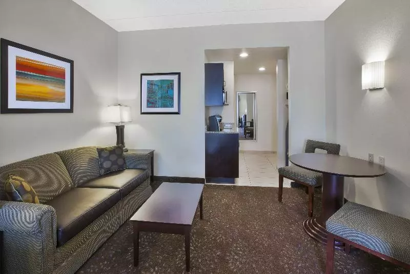 スイート, Holiday Inn Express & Suites Geneva Finger Lakes, An Ihg