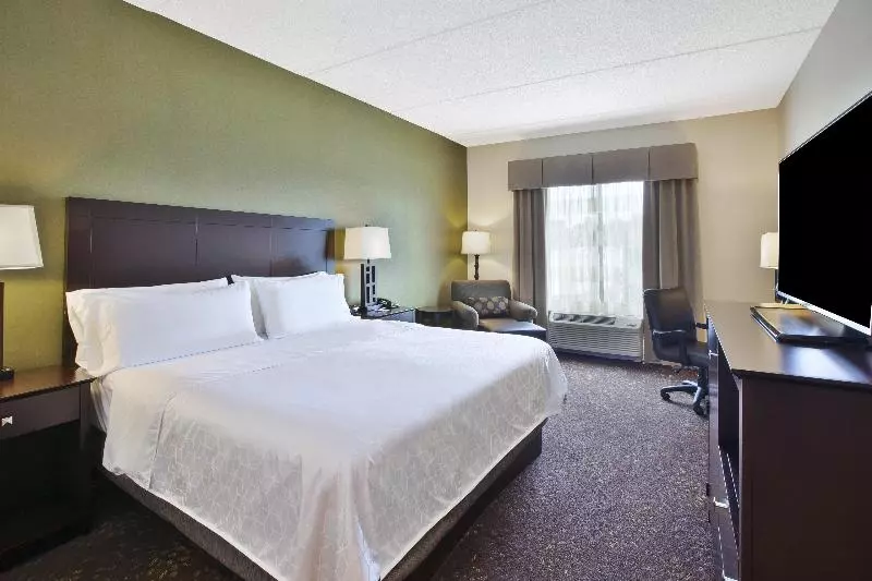 キングサイズベッドのスタンダードルーム, Holiday Inn Express & Suites Geneva Finger Lakes, An Ihg