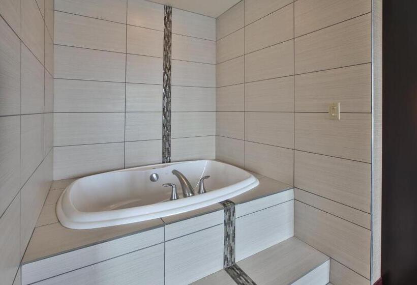 带按摩浴盆的套房, Holiday Inn Express & Suites Geneva Finger Lakes, An Ihg