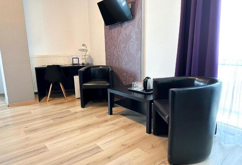 اتاق خانوادگی, Modena