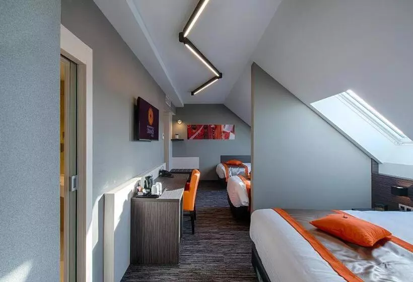 ファミリーステューディオ, Orange Hotel La Louvière