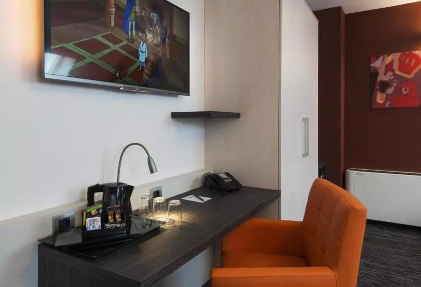 ファミリーステューディオ, Orange Hotel La Louvière