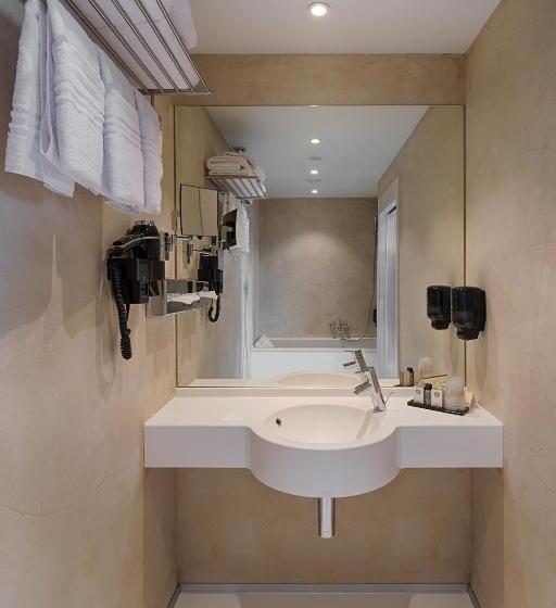 패밀리 스튜디오, Orange Hotel La Louvière