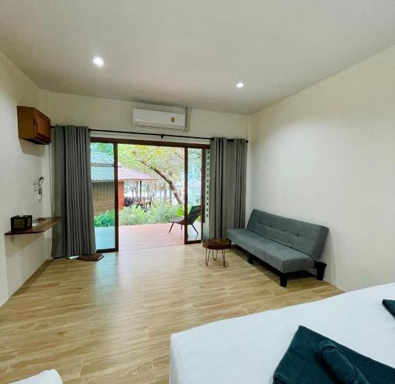 غرفة ديلوكس ثلاثية مطلة على البحر, Marina Resort Koh Phayam Ranong