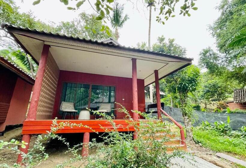 オーシャンビューのデラックストリプルルーム, Marina Resort Koh Phayam Ranong