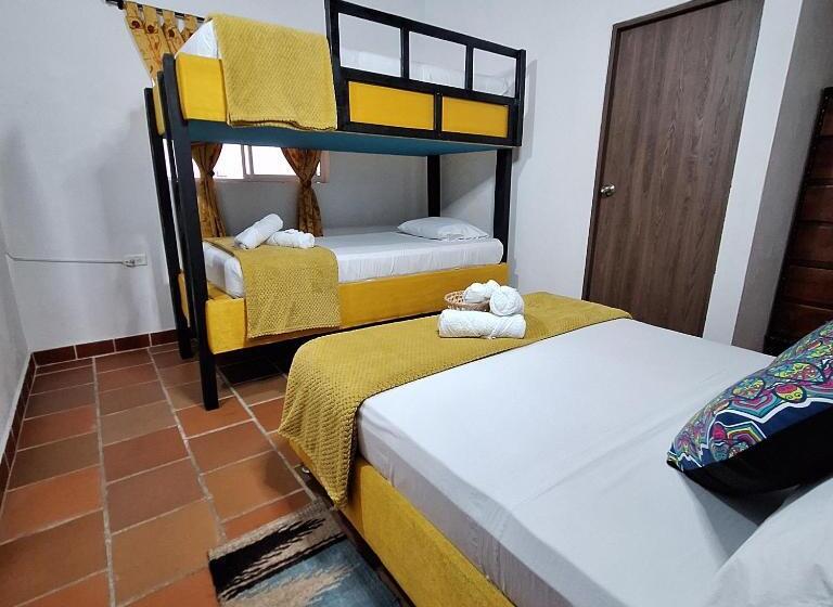 غرفة قياسية رباعية, Hostal Colombian Gold