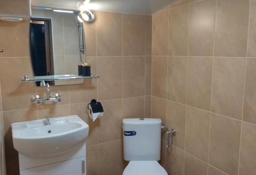 Basic Triple Occupancy Room, къща за гости вишнева градина