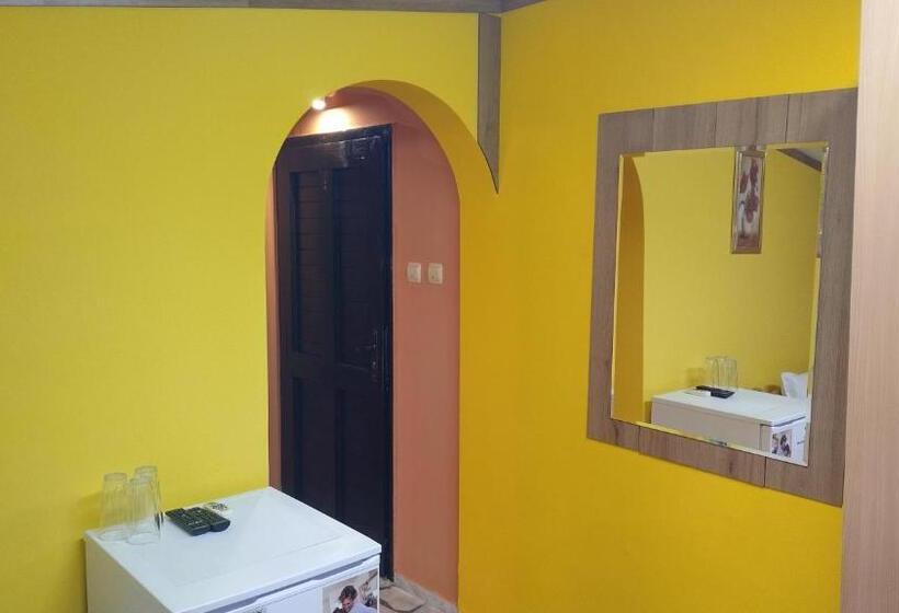 Basic Triple Occupancy Room, къща за гости вишнева градина