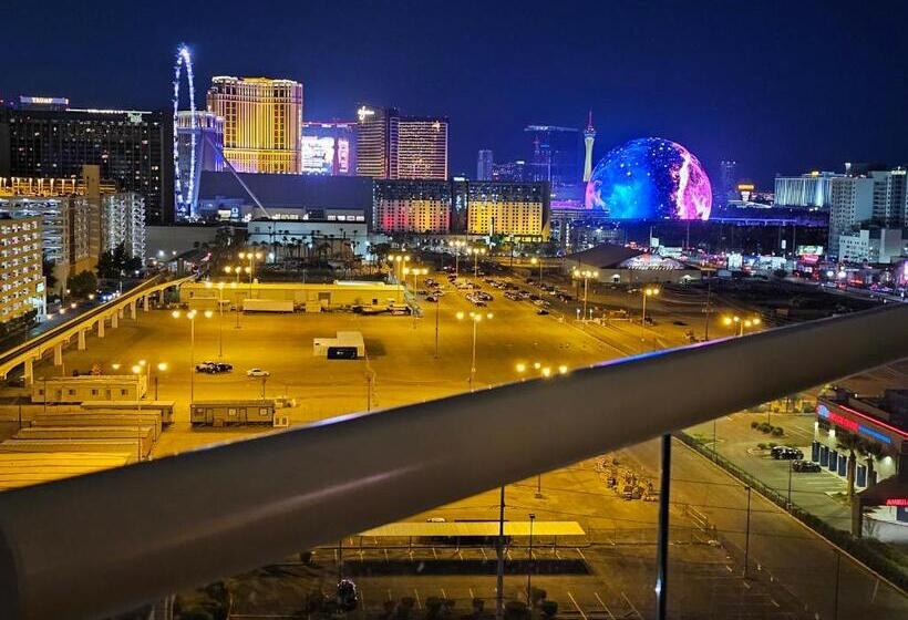 스위트, Strip & Sphere View   Separate Living Room   2 Full Bath   Full Kitchen   Balcony   900 Sqft   Mgm S