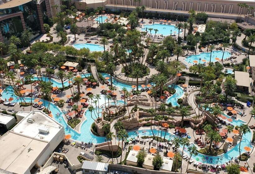 스위트, Strip & Sphere View   Separate Living Room   2 Full Bath   Full Kitchen   Balcony   900 Sqft   Mgm S