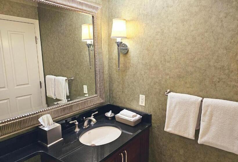 스위트, Strip & Sphere View   Separate Living Room   2 Full Bath   Full Kitchen   Balcony   900 Sqft   Mgm S