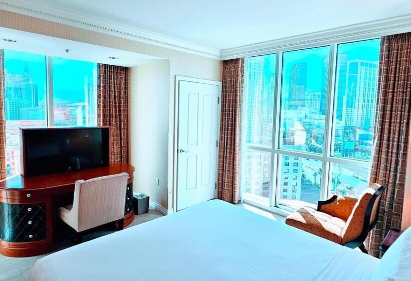 스위트, Strip & Sphere View   Separate Living Room   2 Full Bath   Full Kitchen   Balcony   900 Sqft   Mgm S