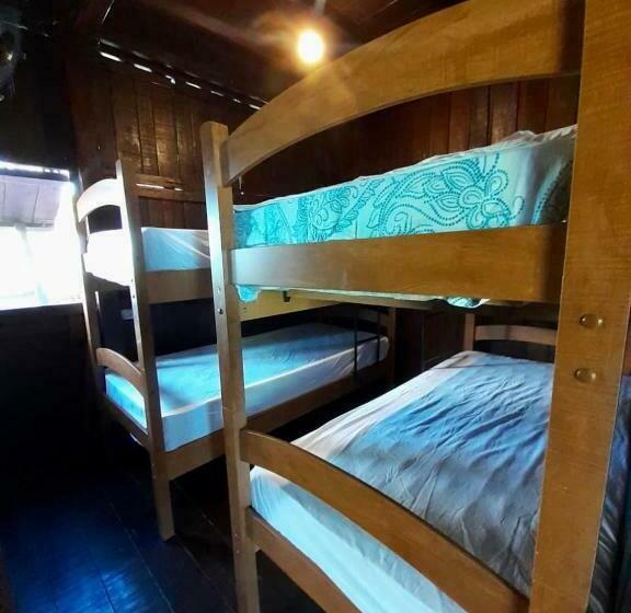 Bed in een Gedeelde Kamer, Kite Point Atins