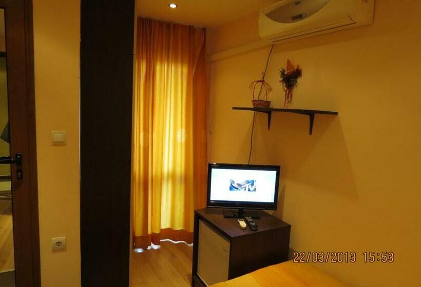 Quarto Estandar com Sacada, Family Hotel Lebed