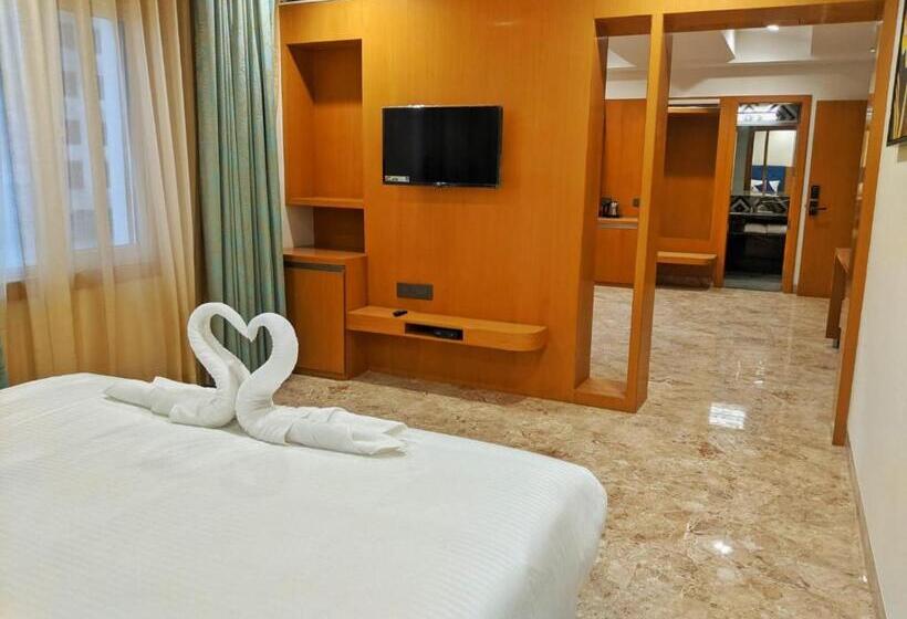 جناح إدارى سرير كينج, Howard Johnson By Wyndham Udaipur Roop Nagar